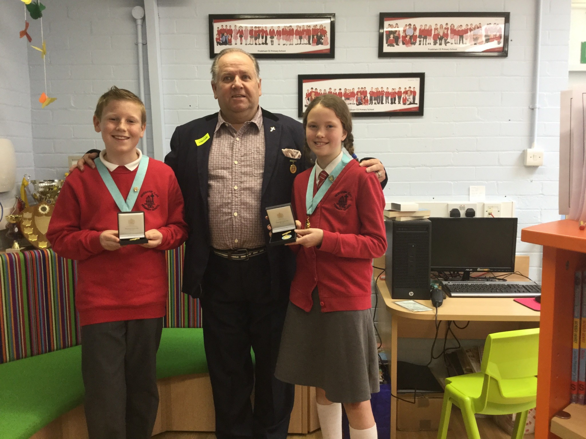 Past Mayor hands gifts to the Junior Mayors